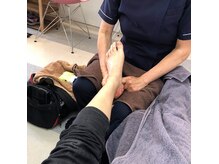 若石足療 きさくの雰囲気（足つぼは、裏だけではなく甲側、側面、ふくらはぎもほぐします）