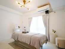 決して広くはありませんが白を基調として清潔感のある店内