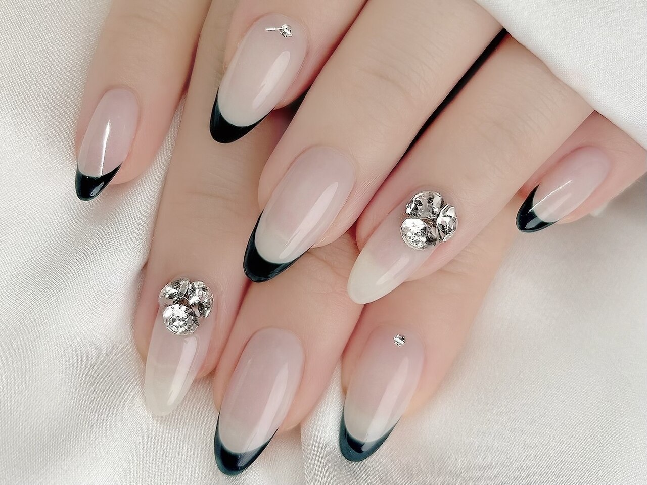 2025年秋トレンド】ネイビー フレンチのネイルデザイン集｜人気