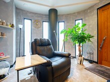 入り口を入ると明るくおしゃれなeyelashルームへ