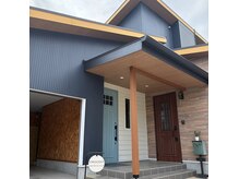 クレセント(CRESCENT)の雰囲気(目印は水色の扉です♪プライベートサロンなのでお気軽に♪)