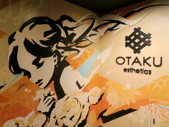 オタク(OTAKU)/入口には巨大なアート作品♪