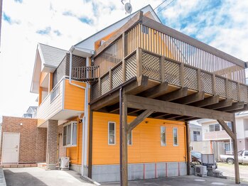 エステティック ジェミー(ESTHTETIQUE Gemmy)/外観は元気がでるオレンジ色