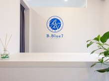 【光フォト】ブルー&白を基調とした清潔感ある店内