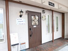 小阪駅からサンロード商店街を真っ直ぐ歩くと右側にあります