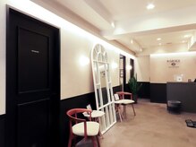 数多くのエクステとグルー(専用接着剤)を取り揃え新しいまつげエクステのご提案が可能です。