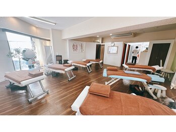 カラダファクトリー 蒲田西口店/広々とした店内