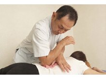 リラクゼーション喜の雰囲気（腰や背中のコリを肘を使ってほぐしていきます）