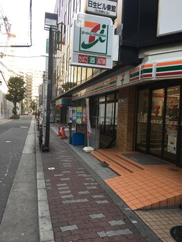 アリス アイラッシュマジック 梅田店(ALICE eyelash magic)/右手にセブンイレブン