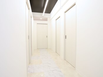 ヴィーライン 大阪梅田院(VeLine)/白を基調としたサロンです。