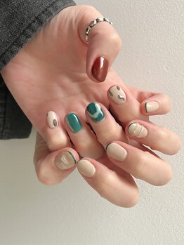 シー(SHE)/ちぐはぐネイル