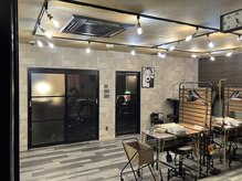 マイスタンネイル(MY STAN NAIL)の雰囲気（65インチの大画面テレビ。骨盤ケアのできるスタイルチェア）