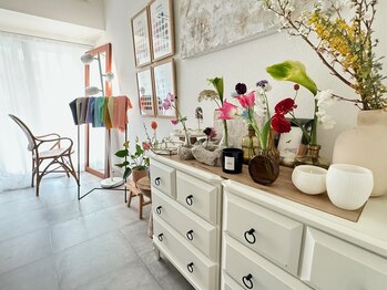 プーゼ(Pousse)/自然光の入る明るいサロン