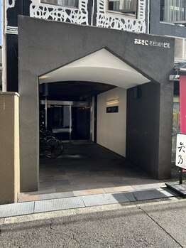 シロエラボ 梅田店/当ビルの入り口のお写真です！