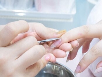 オテモネイル(otemo.nail)の写真/お仕事上ネイルができない方でもハンドケアで手元を美しく♪乾燥が気になる爪周りはたっぷりの潤いで保護◎