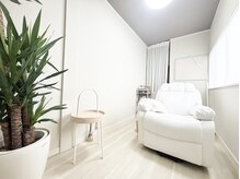 リリー(Lily)の雰囲気（白を基調とした施術ルームです。）