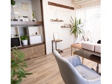 nail salon enの雰囲気（木目調でモダンな雰囲気）