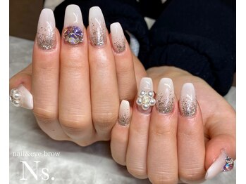 エヌエス ネイルアンドアイブロウ(Ns)/グデーションネイル+ビジュー♪