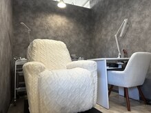 ラブレス イオラ(LAVLESS EORA)の雰囲気（白を基調とした落ち着いた雰囲気の店内です。）