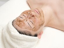 自社開発のハーブピーリングで回数を重ねるたびに理想のお肌へ！