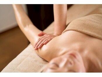 リンパマッサージ|ヘッドスパ|オイルマッサージ【和草アーユルヴェーダ・イヴ香椎店】の写真/日頃の慢性的な疲れを解消!オールハンドの極上手技で、身体の芯から温めて代謝をUP!冷え・むくみ改善◎