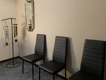 ボディリズム 横浜中華街店/モダンな雰囲気の待合室