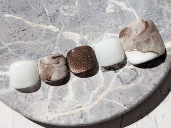 ネイル エミュスト(Nail Emuest)の写真/《デザイン豊富!》素足が増えるこの季節♪足元のおしゃれ度UPで気分もUP!お仕事柄ハンドが出来ない方にも◎