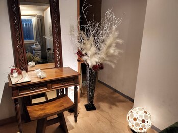 小顔ウナ学芸大学店(UNA)/サロン内装（ドレッサー）