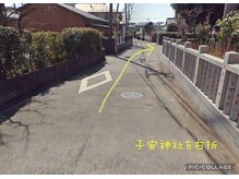 オランジェリー(ORANGERY)/神社に沿って右折です