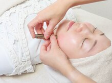 特別な鍼管を使用したダーマ鍼施術