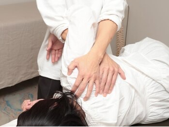 トラウム(TRAUM osteopathy&chiropractic clinic)の写真/首肩に効く骨盤矯正初回5500円/２回目以降が更にお得の4500円！！繰り返さないように根本から改善できる◎