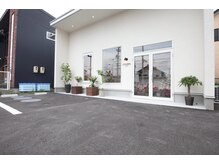 グラルト(GLALT)の雰囲気（美容室”room”の中にあります★駐車場５台完備♪）