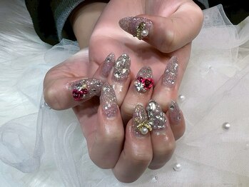 ネイルケアサロンエルミタージュの写真/《施術歴20年超★トップネイリスト》JNA1級保持の確かな技術で手掛けるアートはデザインだけでなくモチも◎