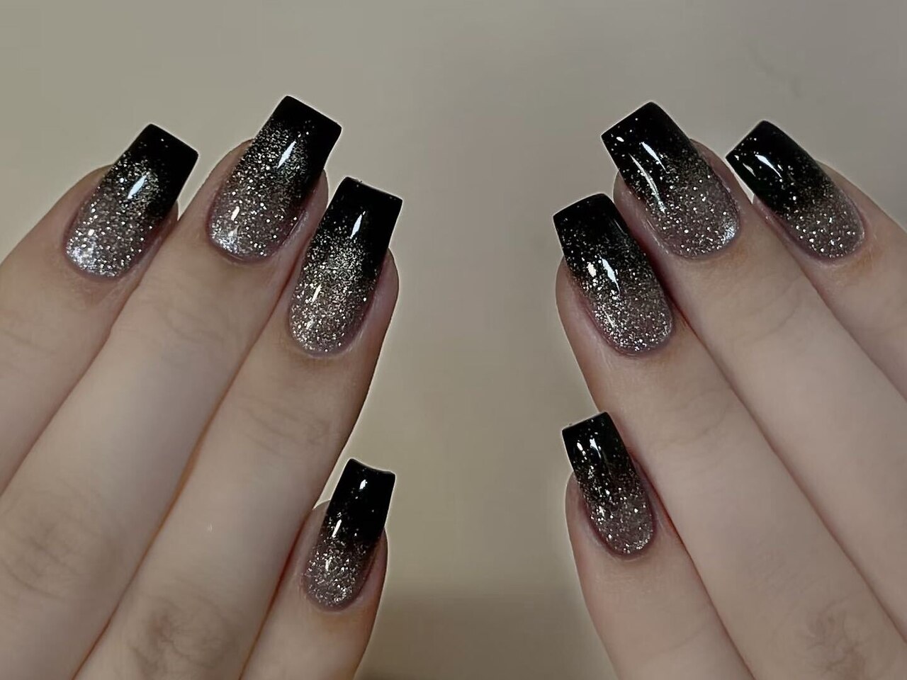 2026年冬トレンド】ブラック ラメグラデーション ハンドのネイル
