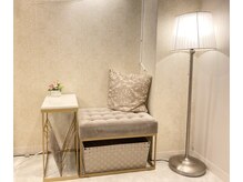 こちらにお座り頂きカウンセリングシートをご記入して頂きます