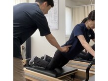 一歩堂の雰囲気（ピラティスを主とした運動も。◎リフォーマーで身体の変化を体験）