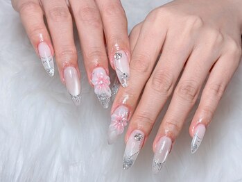 ルミナネイル(LUMINA NAILS)の写真/【長さだしOK♪】コンプレックスのある方も憧れの縦長美爪で満足度◎オフまでツヤツヤ