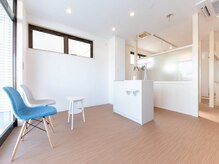 清潔感のある落ち着いた空間。ヘアサロンも併設、まつ毛パーマ