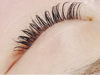 グランドール リュクス アイプラス(Grandoll Luxe eye+)の写真/【ぱっちり可愛い目元が実現!】マツエクの軽量×ナチュラルなフラットラッシュ◎自然でcuteな仕上がりに＊