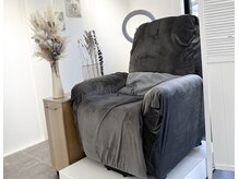 アイラッシュサロン クロス(eyelash salon cross)の雰囲気（リクライニングソファでゆっくりおくつろぎいただけます）