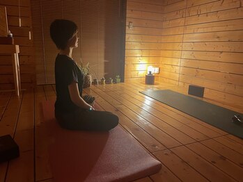 結/瞑想中心のヨガ