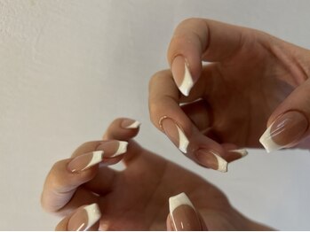 ハウ(HAU)の写真/【大人上品ネイルで魅せる指先】シンプルながらにさりげなく輝くデザインとモチの良さが大好評♪お任せもOK