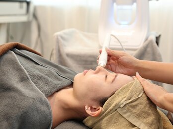 ドクターエイチ 蒲生店(Doctor.H)の写真/【美容液が肌に吸いつくような潤い肌を】ハイドロフェイシャル毛穴ケア♪キメ細かく透明感あふれる美肌へ♪