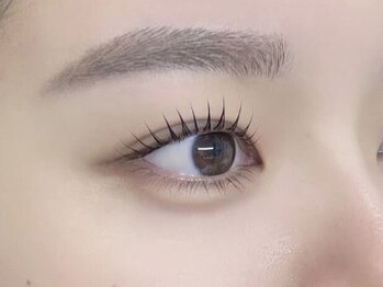 アリルアイラッシュ(ALiLu Eye Lash)の写真/根本からしっかり立ち上げ♪一人一人に合わせた似合わせ施術でモチも仕上がりも妥協なし☆リピート率◎