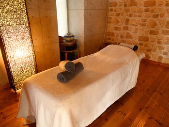 整体サロンr/暖かみのある店内