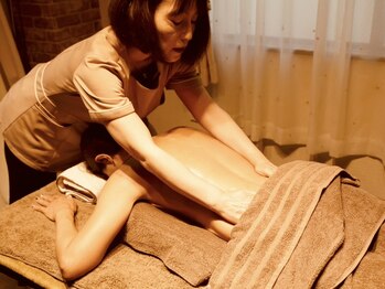 まるーん(Maruun)の写真/経絡アロママッサージで深層リンパを流しお疲れの体に効果抜群！気分が安らぐアロマの香りで癒されましょう