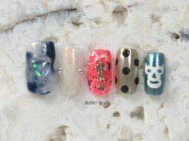 キラキラドット・個性派ネイル