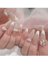 ホワイト×ビジューネイル