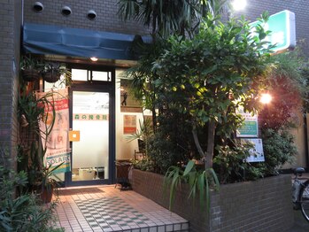 森の整体院/夜の店舗の入り口です。