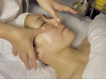 オーリス(Aurise)の写真/「毛穴汚れの正体」を暴くマイクロスコープ。感覚に頼らない「分析型」調合で、陶器のような肌へ◎